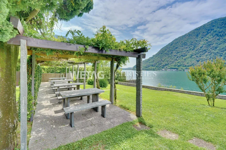 Appartamento penthouse in vendita direttamente sul lago a Lugano-Maroggia con piscina interna/esterna, posti barca e seconda casa – foto 9 di 13