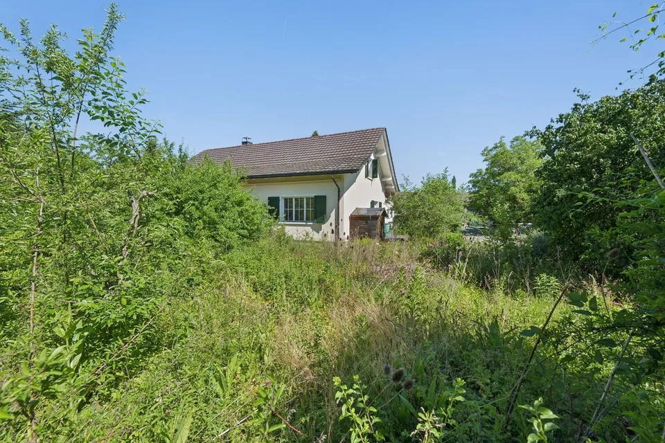 RÉSERVÉ ! Une rare occasion pour tous ceux qui recherchent une maison avec du caractère, beaucoup de terrain et un grand potentiel de développement.