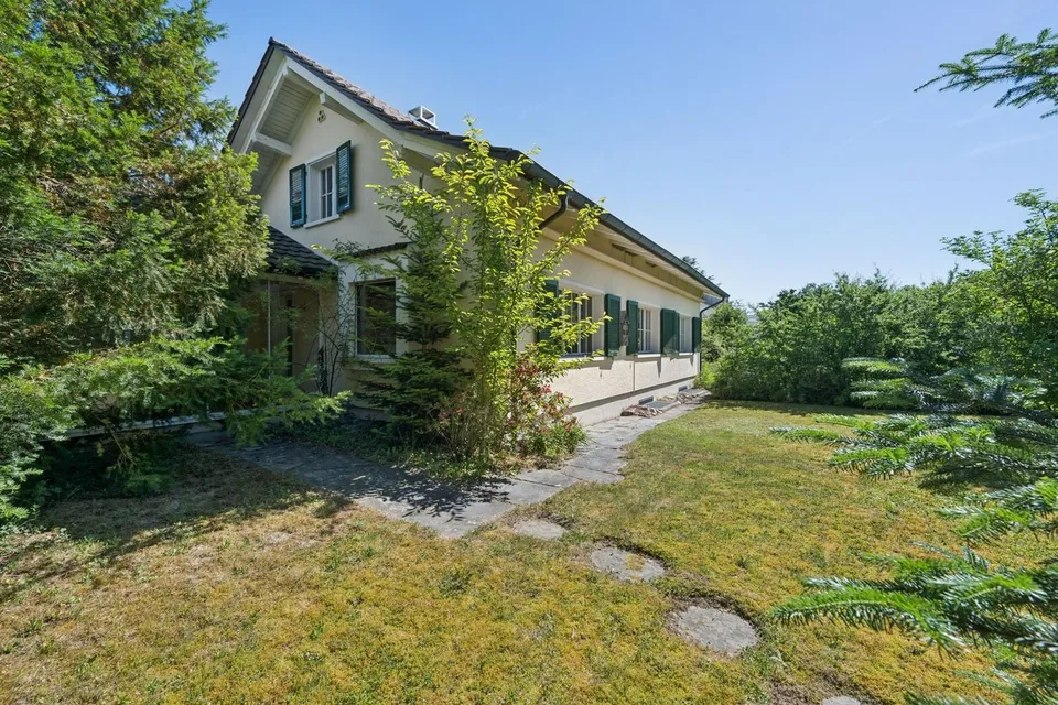 RÉSERVÉ ! Une rare occasion pour tous ceux qui recherchent une maison avec du caractère, beaucoup de terrain et un grand potentiel de développement.