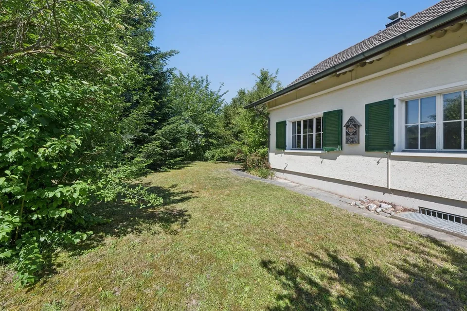 RÉSERVÉ ! Une rare occasion pour tous ceux qui recherchent une maison avec du caractère, beaucoup de terrain et un grand potentiel de développement.