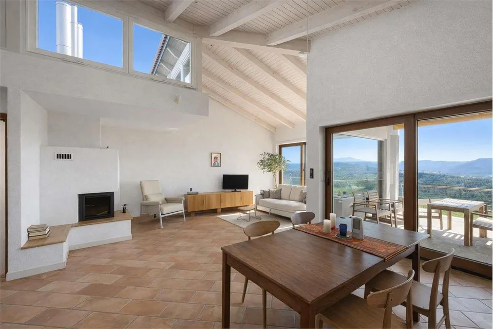 Casa bifamiliare con vista imprendibile a Besazio