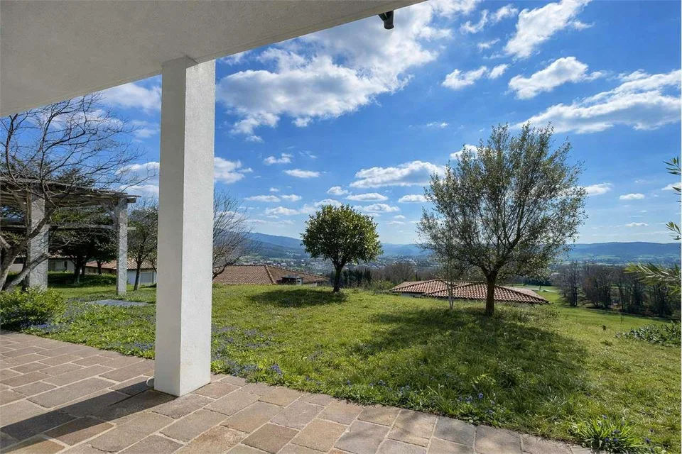 Casa bifamiliare con vista imprendibile a Besazio