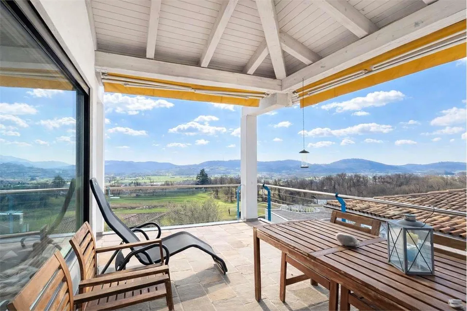 Casa bifamiliare con vista imprendibile a Besazio