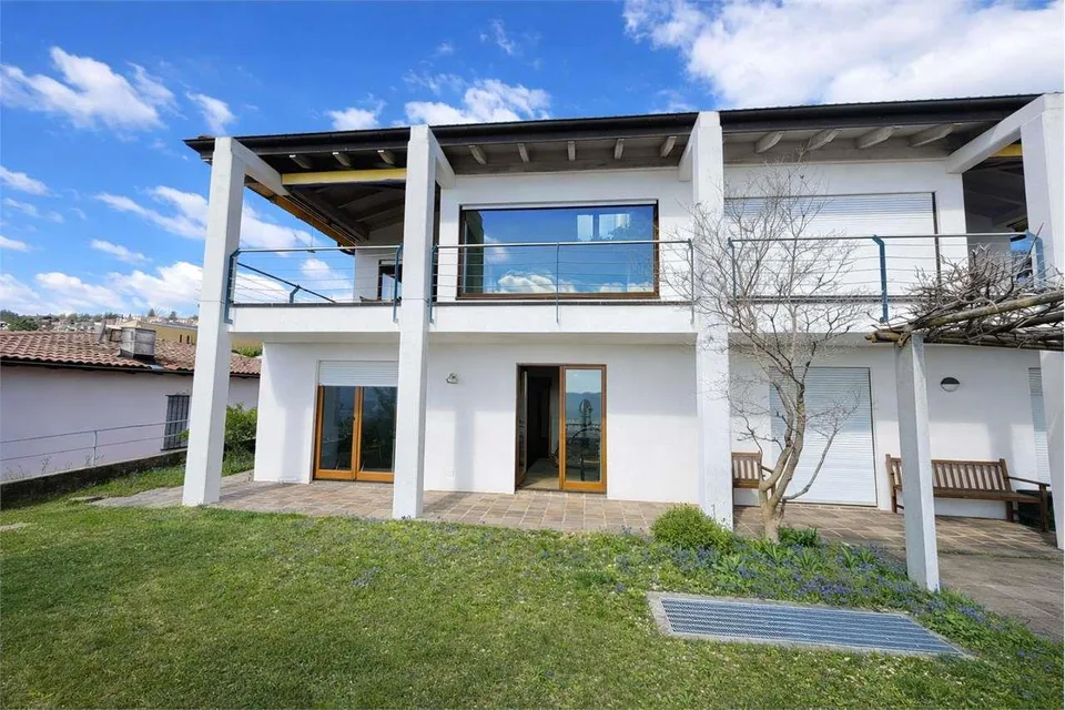 Casa bifamiliare con vista imprendibile a Besazio