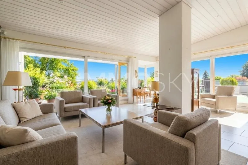 Living above the rooftops with a panoramic terrace and lake view