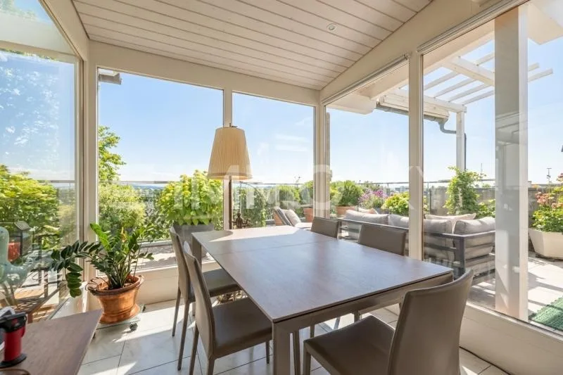 Living above the rooftops with a panoramic terrace and lake view