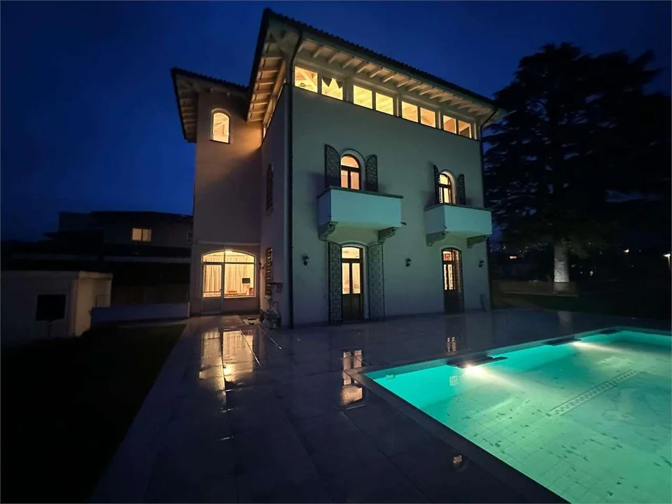 Prächtige Villa in Balerna mit Pool
