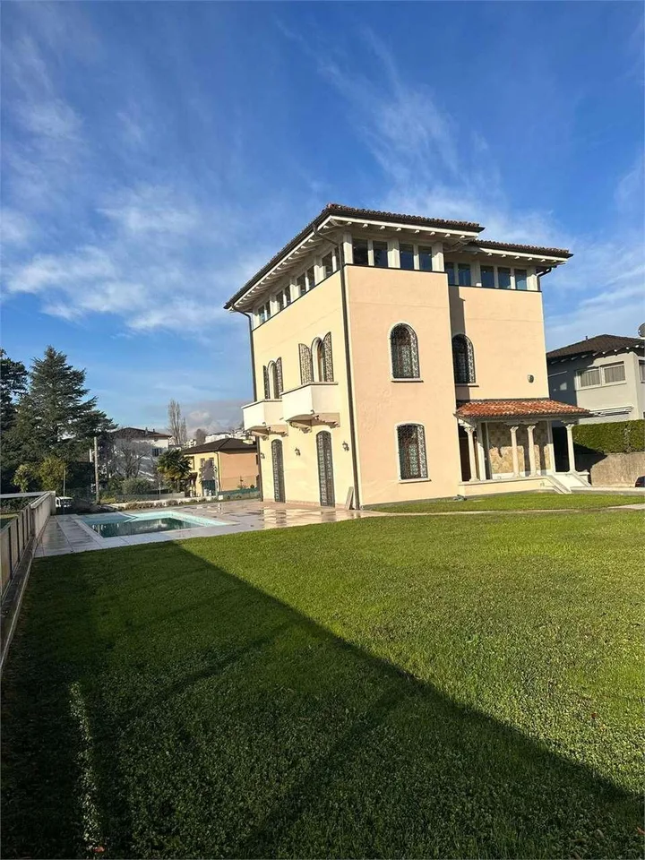 Prächtige Villa in Balerna mit Pool