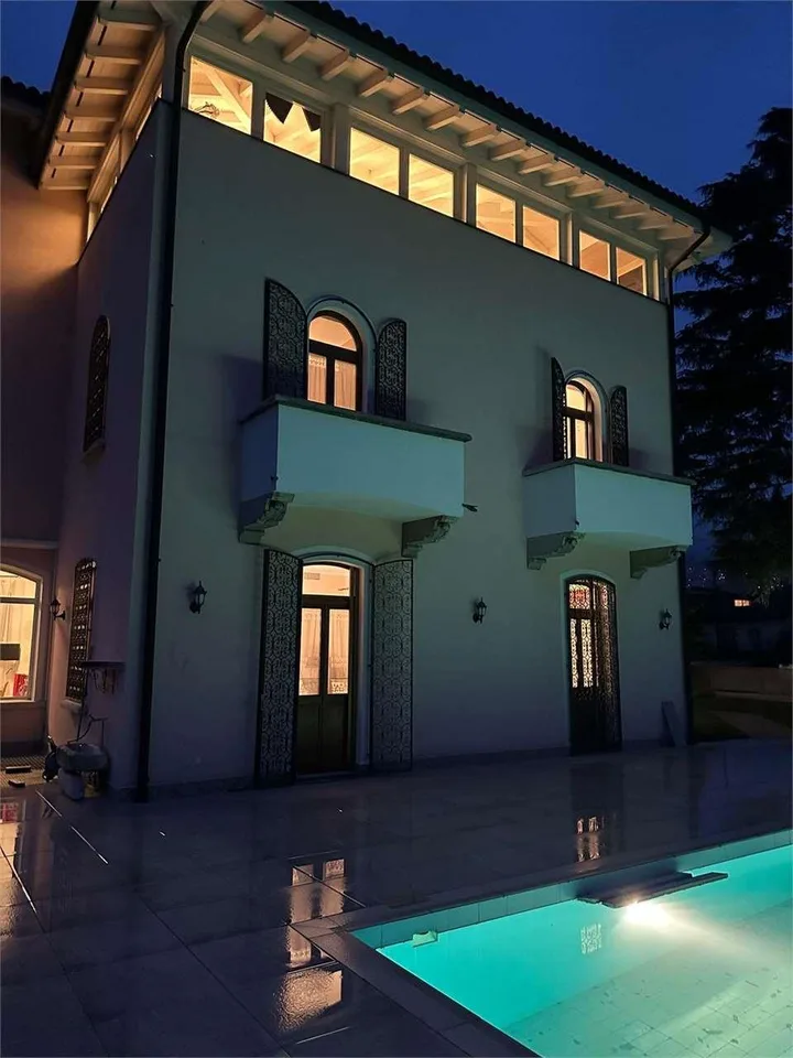 Prächtige Villa in Balerna mit Pool