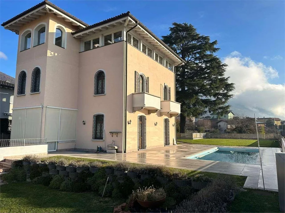 Prächtige Villa in Balerna mit Pool