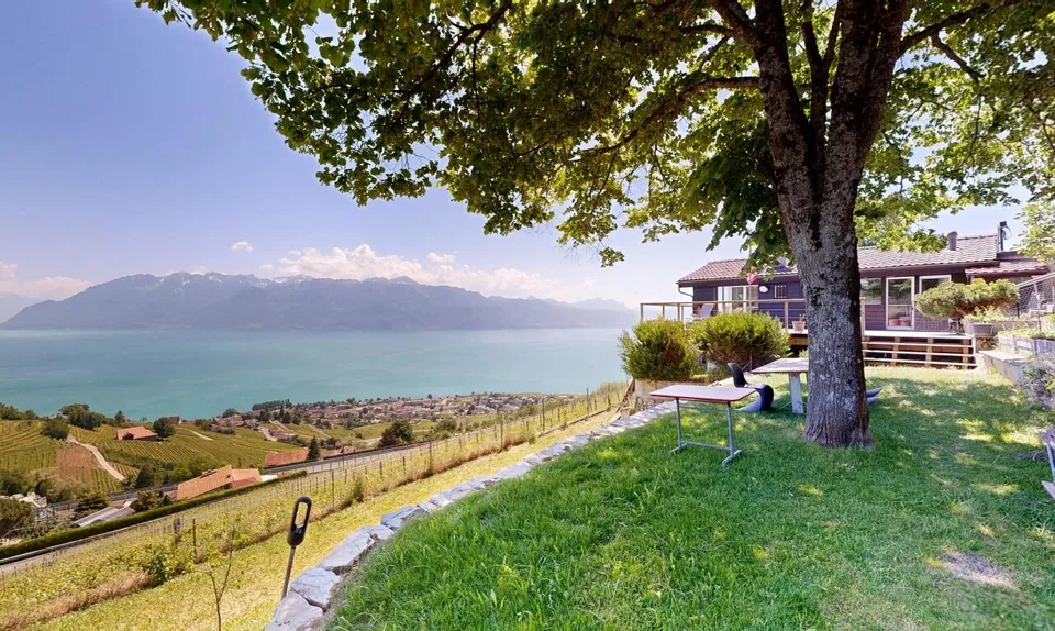 Die Eleganz eines Chalets zwischen See, Weinbergen und Bergen