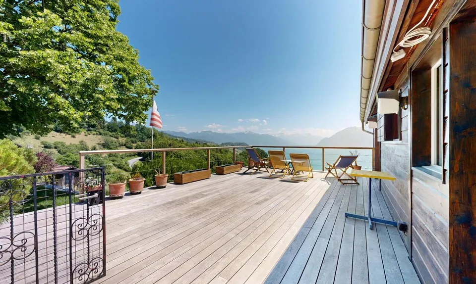 Die Eleganz eines Chalets zwischen See, Weinbergen und Bergen