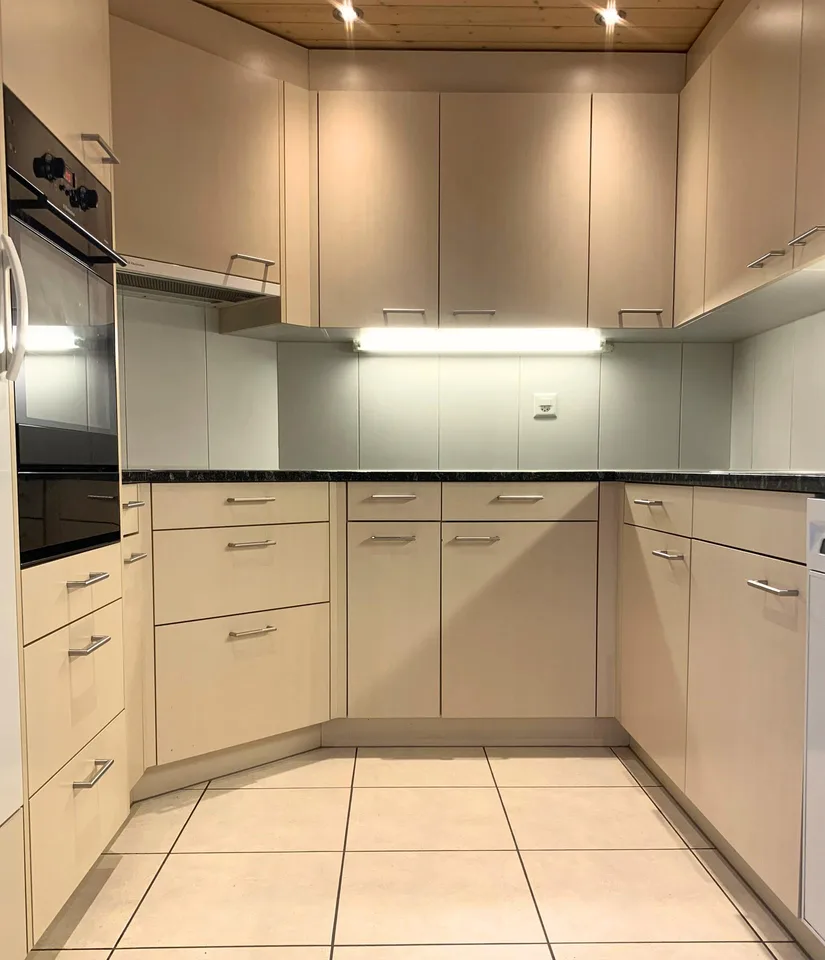 Wunderschöne preisgünstige Dachwohnung mit Cheminée, ruhig und zentral
