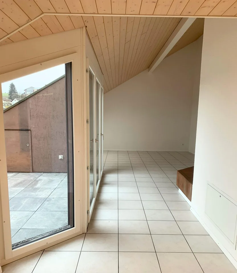 Wunderschöne preisgünstige Dachwohnung mit Cheminée, ruhig und zentral