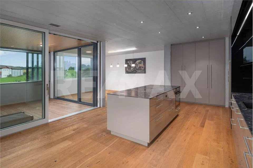 Appartement neuf, moderne avec loggia vitrée et belle vue lointaine