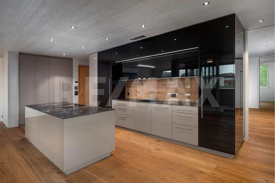 Appartement neuf, moderne avec loggia vitrée et belle vue lointaine