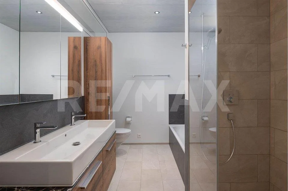 Appartement neuf, moderne avec loggia vitrée et belle vue lointaine – photo 6 sur 13