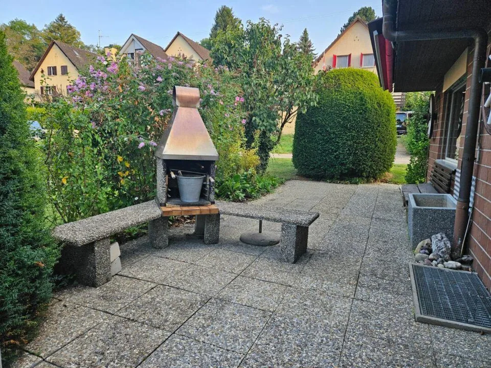 Freistehendes 5.5-Zimmer-Einfamilienhaus mit Nebenräumen à 35 m2 und Doppelgarage. – Foto 9 von 14