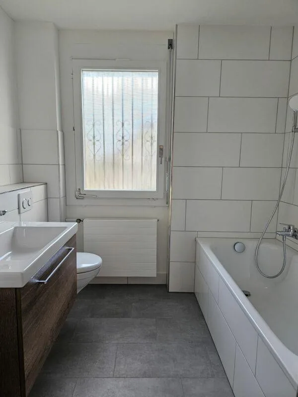 Freistehendes 5.5-Zimmer-Einfamilienhaus mit Nebenräumen à 35 m2 un...