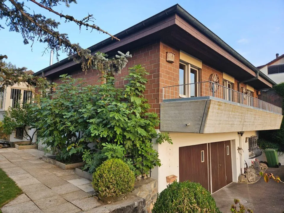 Freistehendes 5.5-Zimmer-Einfamilienhaus mit Nebenräumen à 35 m2 und Doppelgarage. – Foto 10 von 14