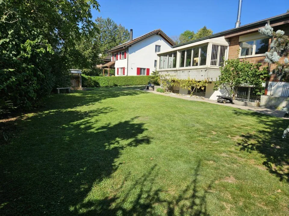 Freistehendes 5.5-Zimmer-Einfamilienhaus mit Nebenräumen à 35 m2 und Doppelgarage. – Foto 12 von 14