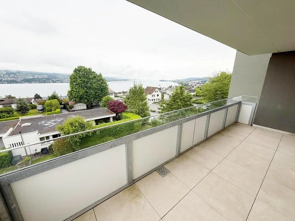 Bello appartamento nuovo in una posizione tranquilla con vista sul lago