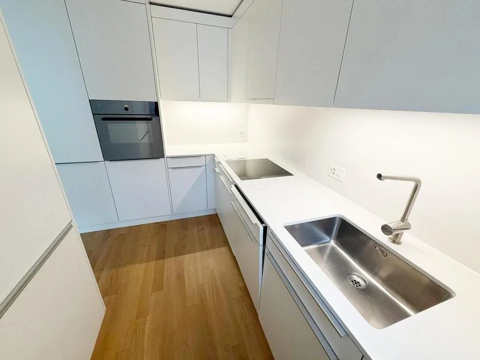 Bello appartamento nuovo in una posizione tranquilla con vista sul lago