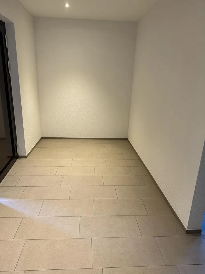 Appartamento moderno di 2,5 locali al piano terra, situato nel centro di Pfeffingen