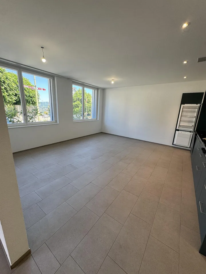 Appartamento moderno di 2,5 locali al piano terra, situato nel centro di Pfeffingen