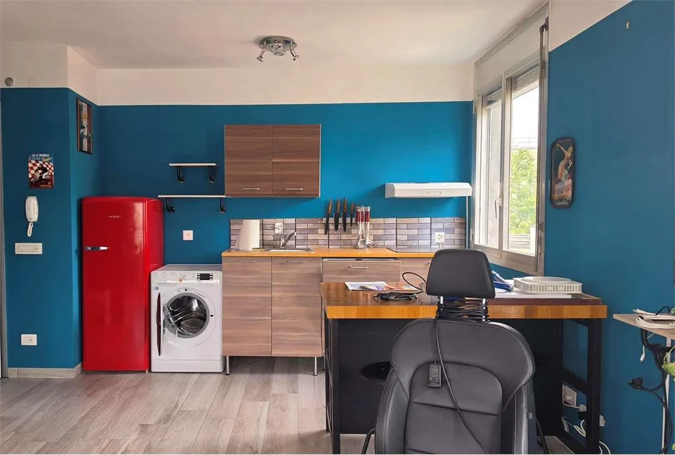 Apartment in the center of Chiasso, fifth floor, furnished and renovated