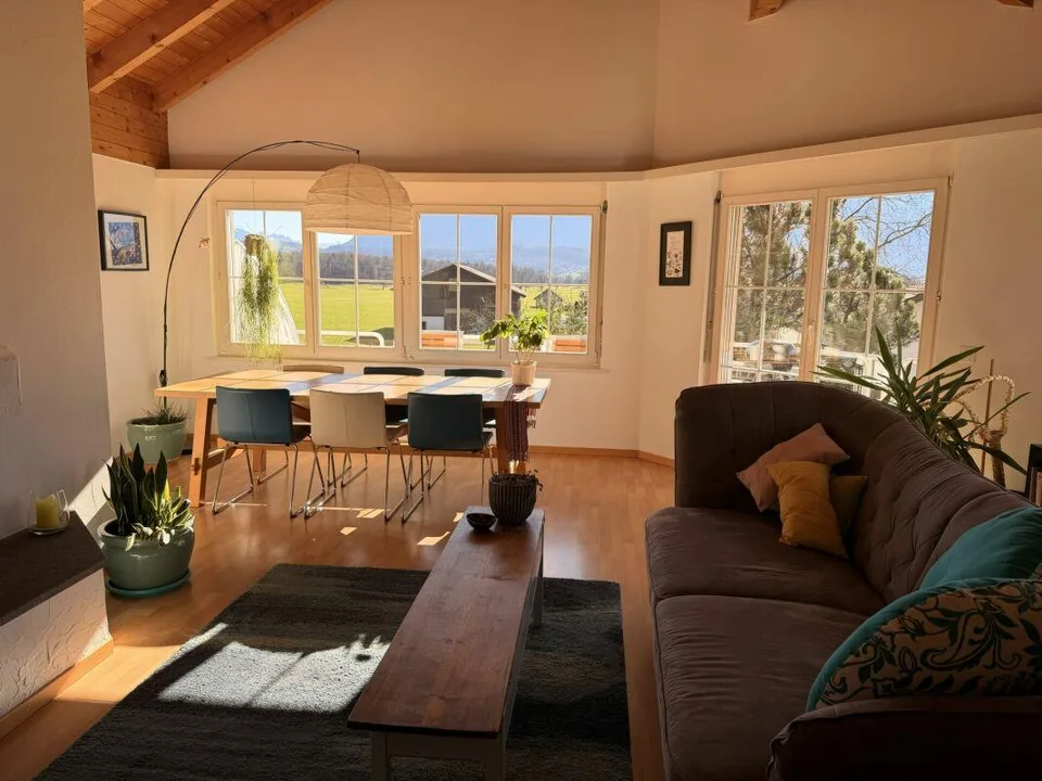 grosszügige 3.5 Zimmer-Dachwohnung an idyllischer Lage im Grünen
