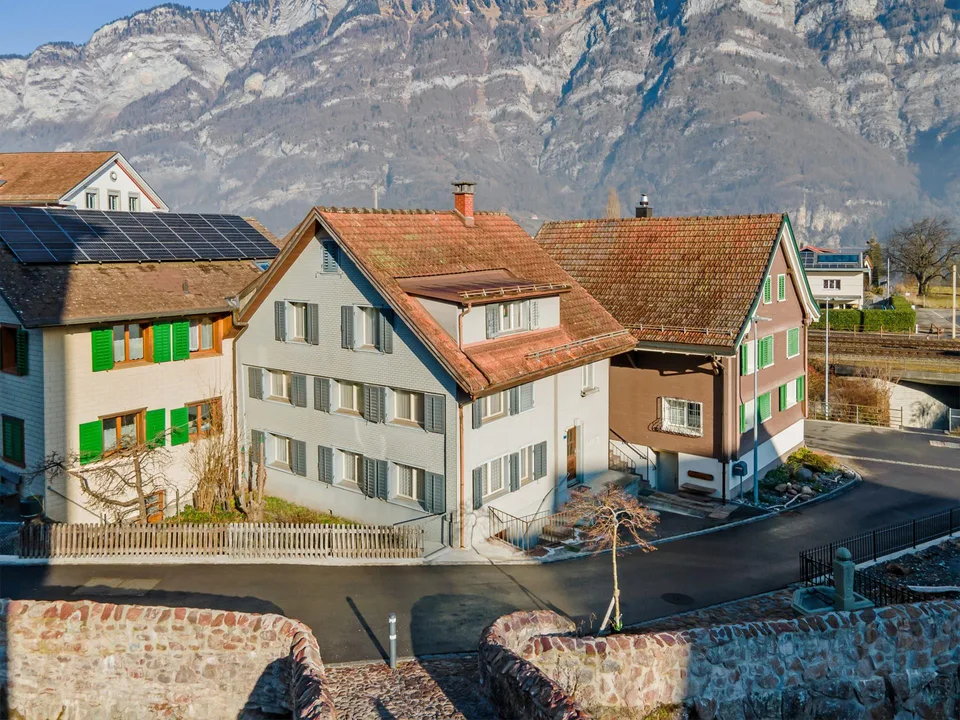 Einfamilienhaus mit viel Potenzial in Seenähe, umgeben von traumhaf...