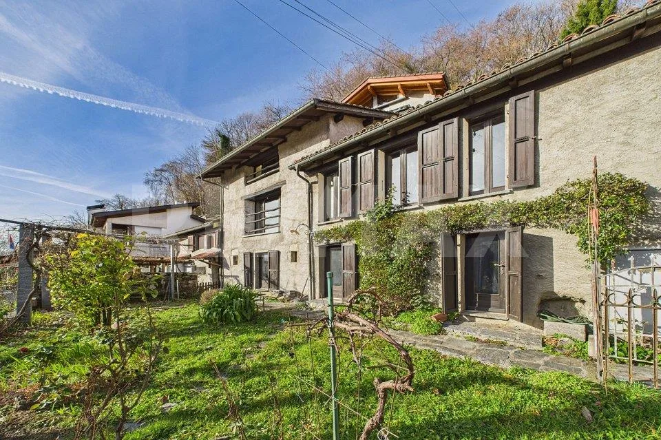 Casa di nucleo con vista sul verde e giardino