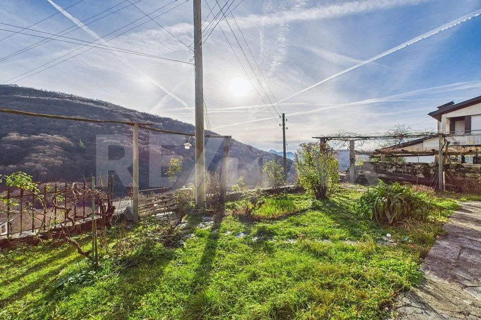 Casa di nucleo con vista sul verde e giardino