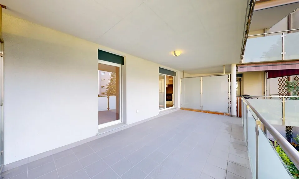 Exklusiv: Helle Wohnung mit großem Balkon-Terrasse