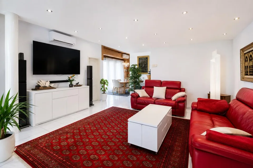 Exklusive 6.5-Zimmer-Dachgeschosswohnung mit Lift direkt in die Woh...