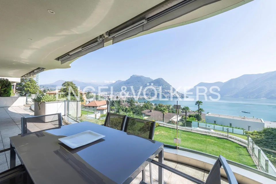 Design-Penthouse mit Panoramablick auf den See