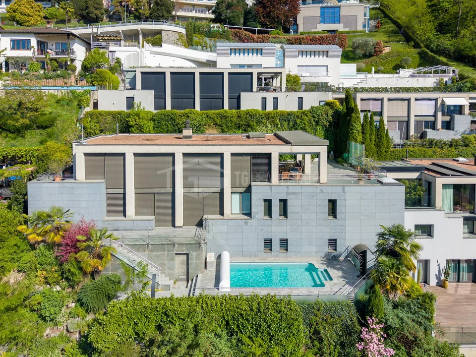 ELEGANTE VILLA CON VISTA LAGO E PISCINA A RUVIGLIANA