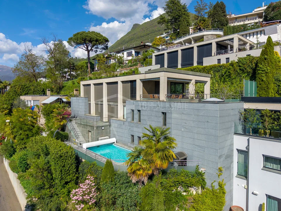 Villa élégante avec vue sur le lac et piscine à Ruvigliana