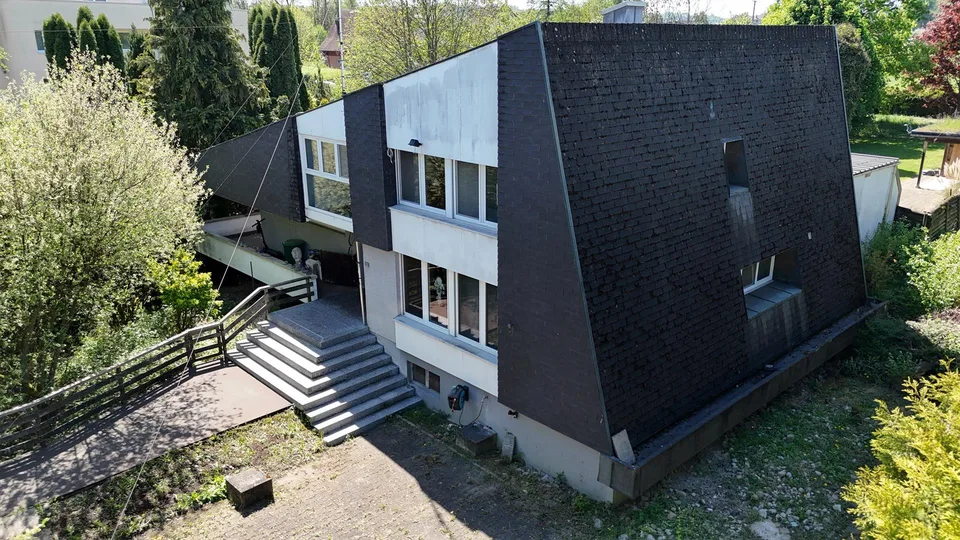 Una casa nel verde, con molta privacy in una posizione centrale