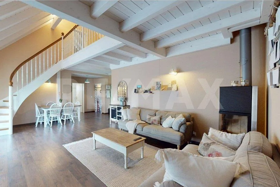 Leben auf zwei Ebenen – Stilvolle Dachmaisonette mit sonniger Terra...