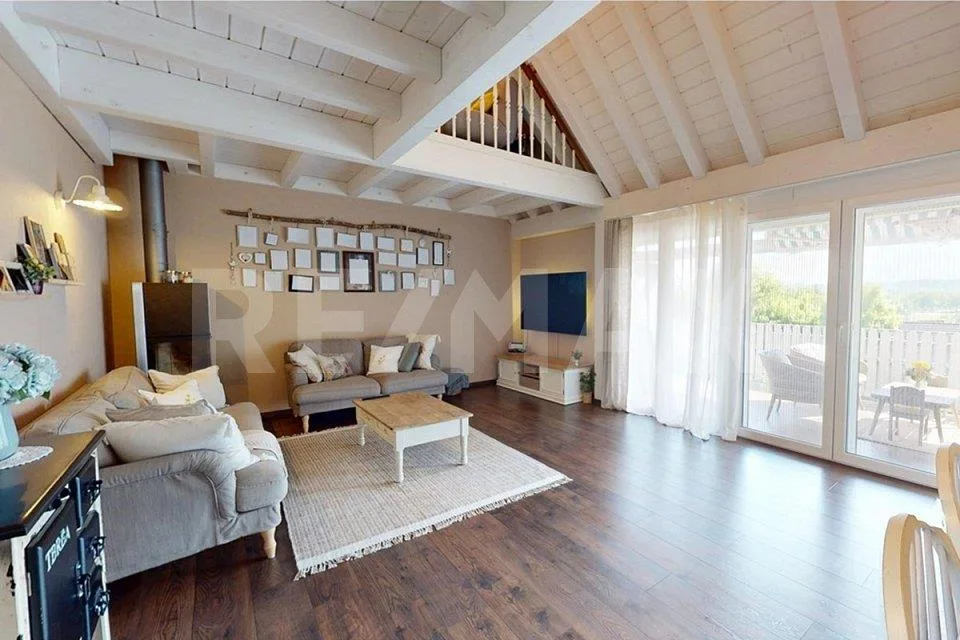 Leben auf zwei Ebenen – Stilvolle Dachmaisonette mit sonniger Terra...