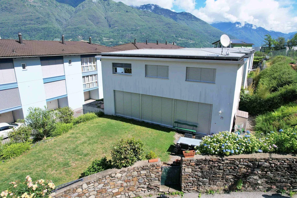Moderne Villa mit schönem Garten in Hügelgegend