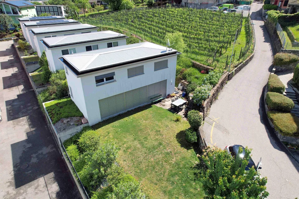Moderne Villa mit schönem Garten in Hügelgegend