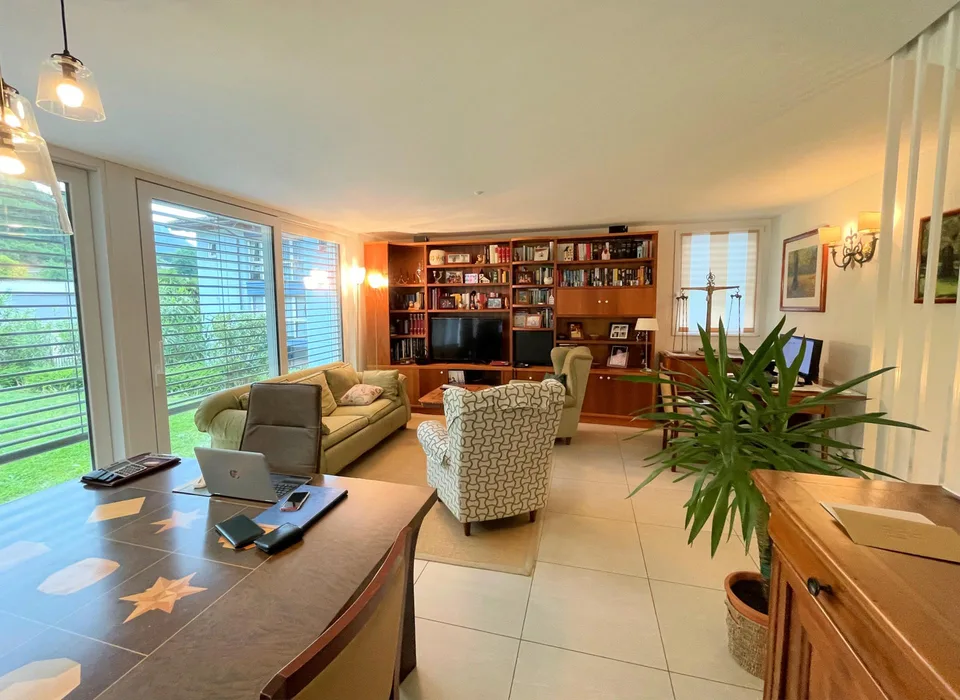 Moderne Villa zwischen Weinbergen und Bergen – Foto 10 von 27