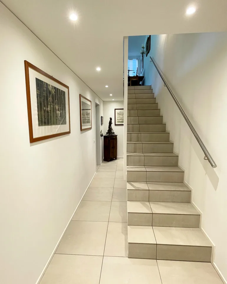 Moderne Villa zwischen Weinbergen und Bergen – Foto 8 von 27