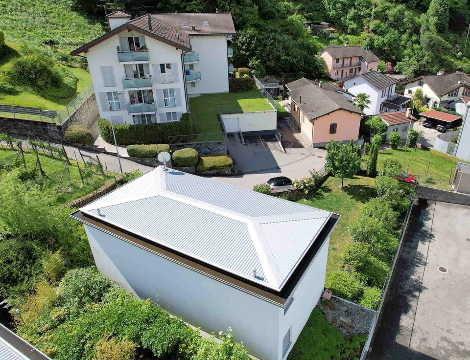 Moderne Villa mit schönem Garten in Hügelgegend