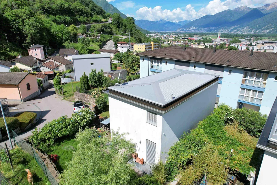 Moderne Villa mit schönem Garten in Hügelgegend