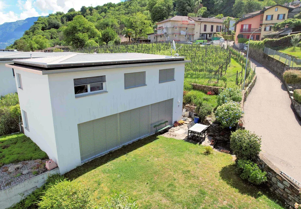 Moderna villetta con bel giardino in zona collinare