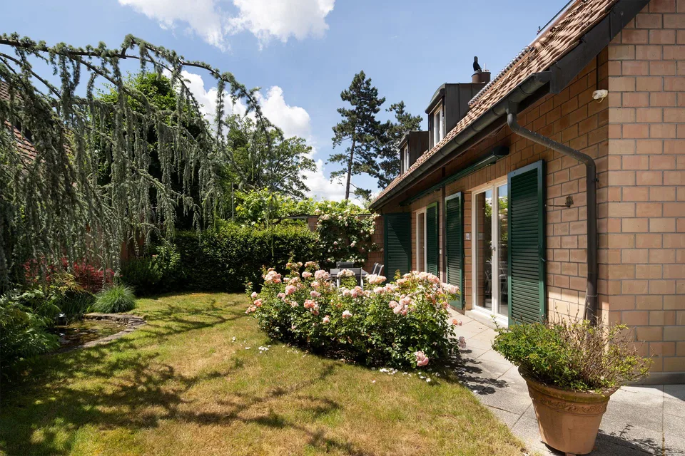 Einfamilienhaus mit Garten und Garagebox